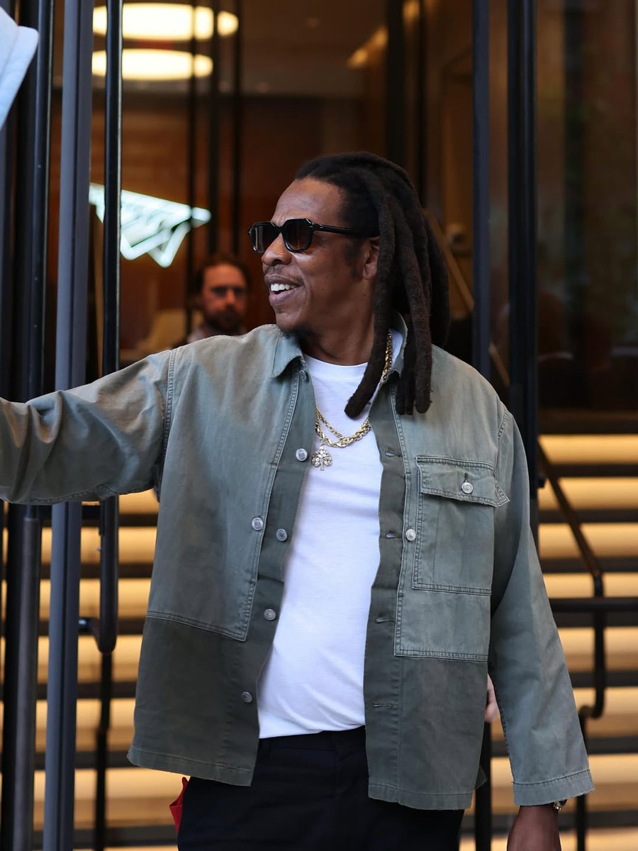 jayzbase's tweet photo. JAŸ-Z leaving the Roc Nation HQ in NYC. https://t.co/bOJqbeUdqD