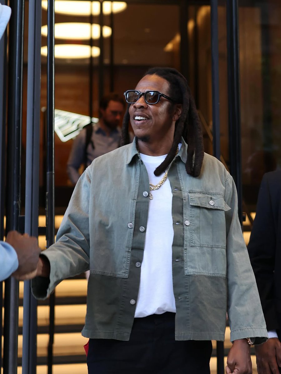 jayzbase's tweet photo. JAŸ-Z leaving the Roc Nation HQ in NYC. https://t.co/bOJqbeUdqD