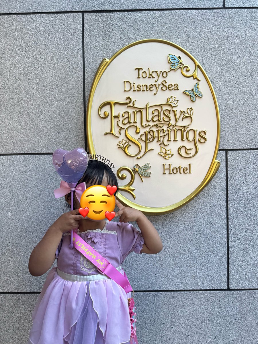 mitaro0427's tweet photo. 娘３歳の誕生日はディズニーへ💓GW真っ只中だからいままであえて避けてたんだけど、覚悟決めていってきた！バケパで快適に回れたし娘も楽しんでいてなりより☺️ただ旅行中は完全パパっ子でわたしほぼ拒否で困った🤣
お転婆お調子物でおしゃべりな我が家のプリンセス👸♡これからもすくすく育ってネ🫶🏻 https://t.co/igQwpGM8h6