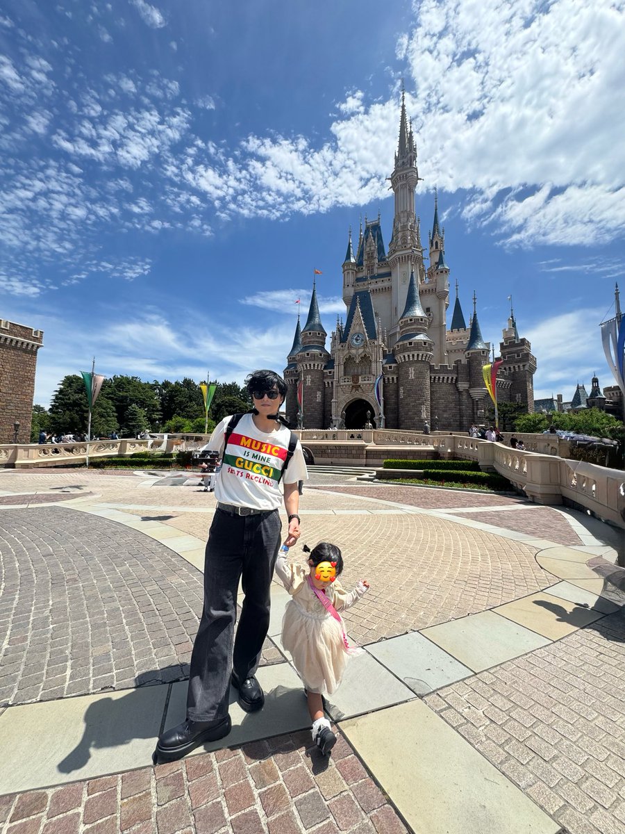 mitaro0427's tweet photo. 娘３歳の誕生日はディズニーへ💓GW真っ只中だからいままであえて避けてたんだけど、覚悟決めていってきた！バケパで快適に回れたし娘も楽しんでいてなりより☺️ただ旅行中は完全パパっ子でわたしほぼ拒否で困った🤣
お転婆お調子物でおしゃべりな我が家のプリンセス👸♡これからもすくすく育ってネ🫶🏻 https://t.co/igQwpGM8h6