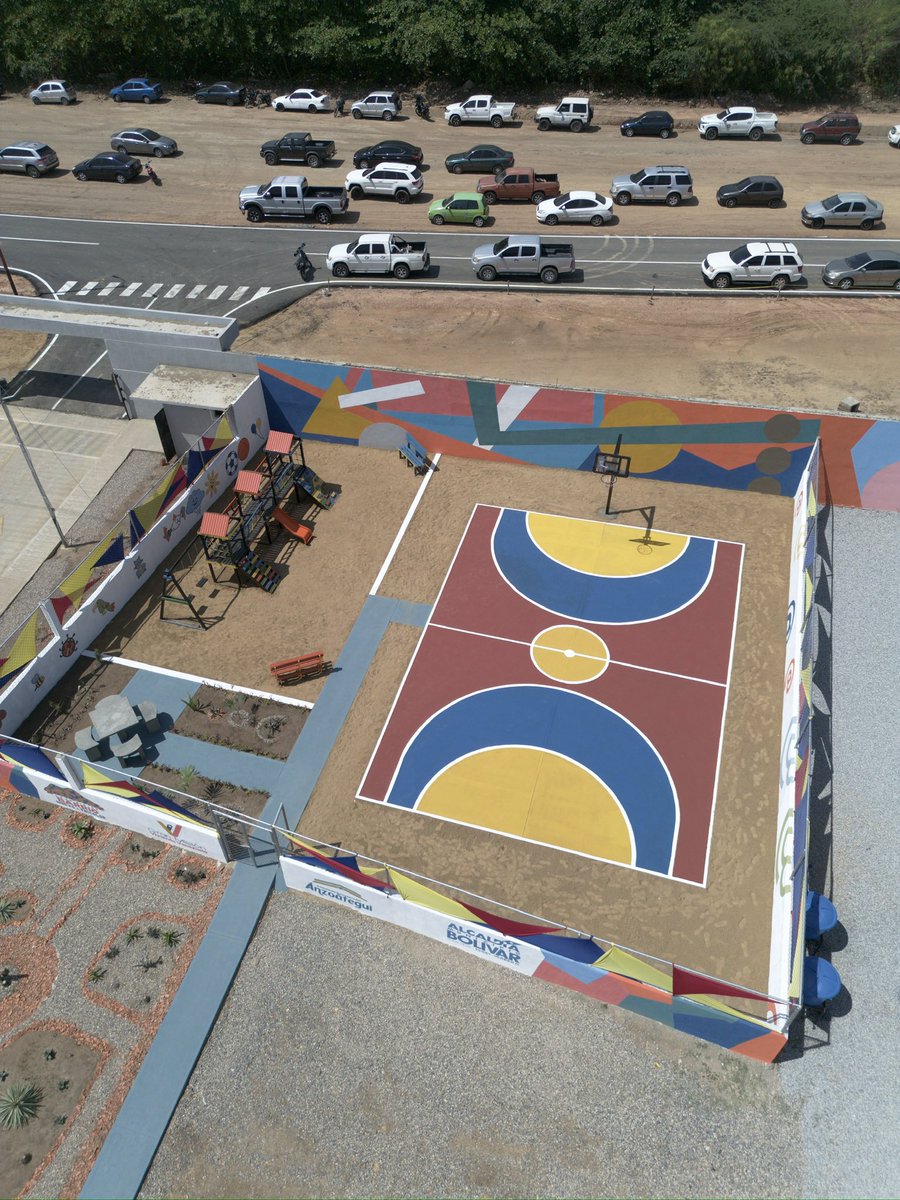 Alcaldiabna's tweet photo. En la comuna Mi Gran Barcelona, específicamente en el Urbanismo Parque Neverí, la alcaldesa Sugey Herrera y el gobernador Luis Marcano entregaron una nueva cancha múltiple y un parque infantil de madera plástica, un material ecológico que le da valor extra al espacio ♻️ https://t.co/bx1fPWks2C