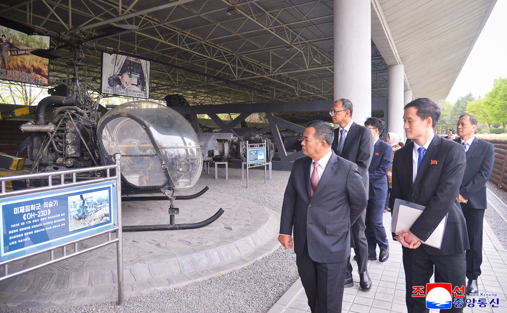 ColombiaKFA's tweet photo. Personal de la embajada de Indonesia en Pyongyang visitó la Torre de la Idea Juche (20 de abril) por el 61.º aniversario de la visita de Kim Il Sung y Kim Jong Il a Indonesia.

También recorrieron sitios emblemáticos de la ciudad. #RPDC #Indonesia https://t.co/fVtZCsy1DV