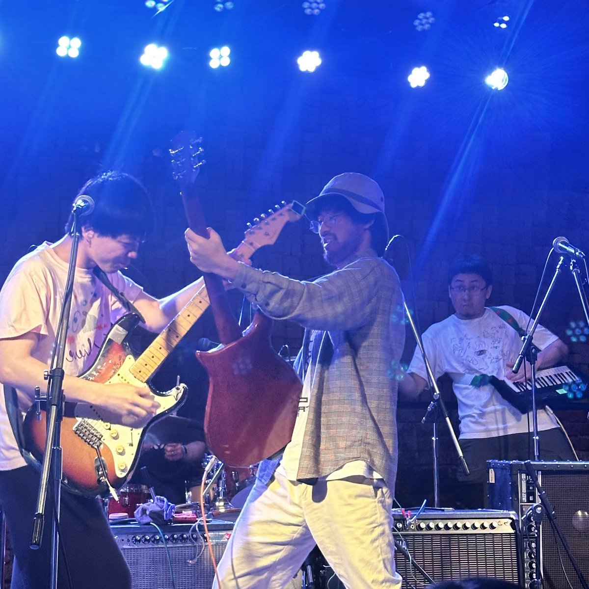 sjmmsc's tweet photo. 本日休演 with 細井徳太郎・宮坂遼太郎！
新譜の外に開いてつんざく曲たちに三つの郎いるだけあってイントロ~インタールード~アウトロすべてよすぎ・・・やっぱ観たいからと休眠せず来てよかった◎ https://t.co/dJkhPQehHd