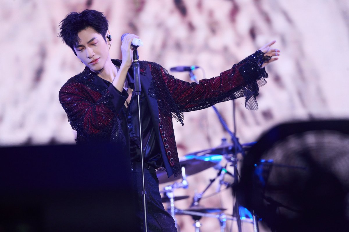 luoyunxifan_uk's tweet photo. Luo Yunxi rocked the stage in a red and black ensemble at the Super Mango Music Festival in Shanghai. The crowd went wild!
Credit: Luo Yunxi Studio
#LuoYunxi #LeoLuo #supermangomusicfestival #chinesesinger https://t.co/lh5NFNdUK9