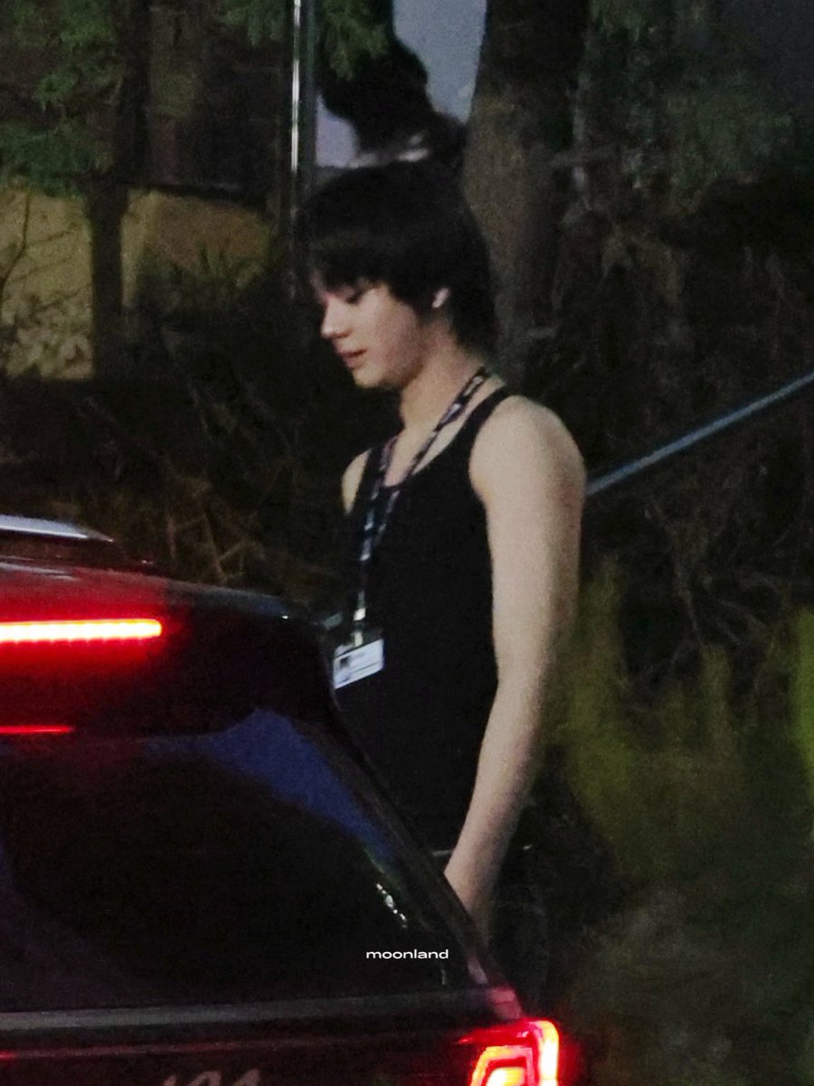 _moon_land's tweet photo. 260506 스뮤페 퇴근

#LNGSHOT #OHYUL
#롱샷 #오율 https://t.co/fqeUIB72Cc