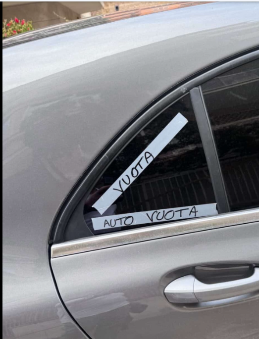 dm_xela's tweet photo. Bisogna specificare ai negri che l'auto è vuota e quindi è inutile che rompano i finestrini tanto non trovano nulla (forse però occorreva scriverlo in arabo).

Come ci siamo ridotti.

Basta negri. https://t.co/wF3Hvvpwyd