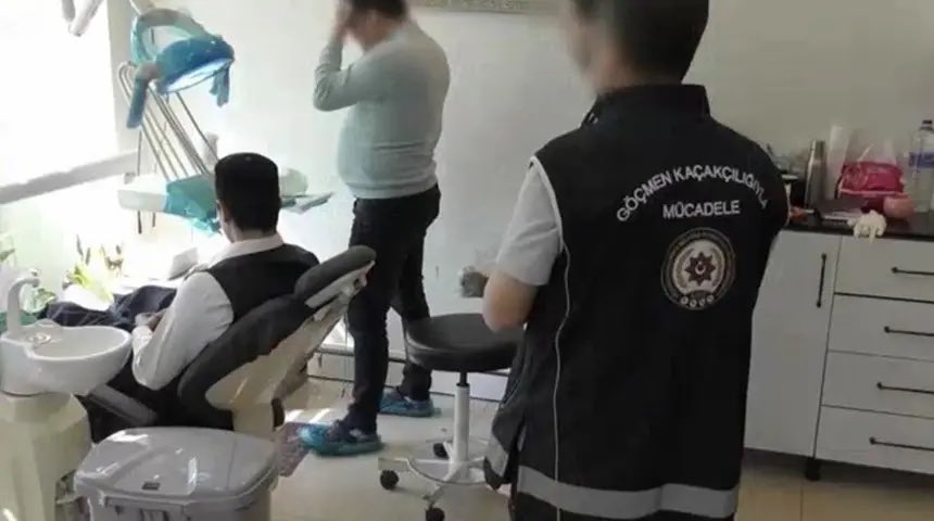 aykiri's tweet photo. Bursa’da sahte doktor operasyonu!

Bursa’da gerçekleştirilen sahte doktor operasyonunda yabancı uyruklu 17 şüpheli gözaltına alındı. Şüphelilerden 7’sinin doktor olmadığı halde muayene ve tıbbi müdahalede bulunduğu, 10’unun ise Türkiye’de çalışma izni olmadan sağlık hizmeti verdiği belirlendi. 

Operasyonda çok sayıda tıbbi cihaz ve ekipman ele geçirilirken, adliyeye sevk edilen tüm şüpheliler adli kontrol şartıyla serbest bırakıldı.

Bursa İl Emniyet Müdürlüğü ekipleri, şüphelilerin sahte diploma ve belgelerle ikamet adreslerini kaçak muayenehaneye çevirdiğini, sosyal medya üzerinden reklam yaparak ücret karşılığında muayene ve tedavi hizmeti sunduğunu tespit etti. 

Yaklaşık 3 ay süren teknik ve fiziki takibin ardından 9 adrese eş zamanlı operasyon düzenlendi.

Operasyonda kendilerini “doktor” olarak tanıtan 17 yabancı uyruklu şüpheli yakalandı. Şüpheliler arasında kadın doğum uzmanı, diş hekimi, çocuk hastalıkları uzmanı ve iç hastalıkları uzmanı olarak faaliyet gösteren kişilerin de bulunduğu öğrenildi.

Adreslerde yapılan aramalarda ultrason cihazı, diş ünitesi, sedye, dizüstü bilgisayar ve çeşitli tıbbi malzemeler ele geçirildi. Kaçak muayenehanelere tedavi için gelen, aralarında kadın ve çocukların da bulunduğu 57 yabancı uyruklu kişinin bilgisine başvuruldu.

Emniyetteki işlemlerinin ardından adliyeye sevk edilen 17 şüphelinin tamamı, adli kontrol şartıyla serbest bırakıldı.