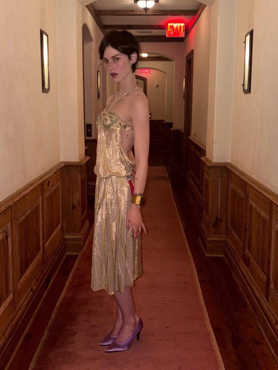 GracieAbramsBR's tweet photo. Gracie Abrams MARAVILHOSA para a Versace. https://t.co/HpbOEJn3rr