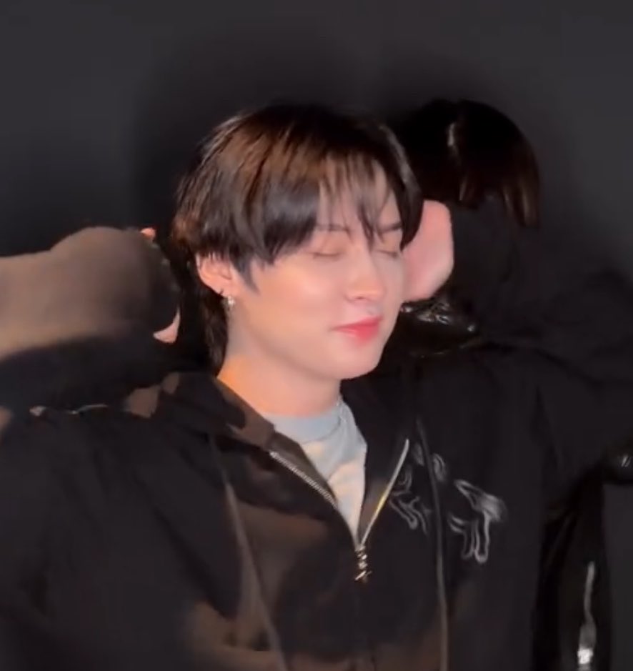 userlinoring's tweet photo. hes trying so hard to not laugh LMAOSJSJS https://t.co/CfLa0O14fM