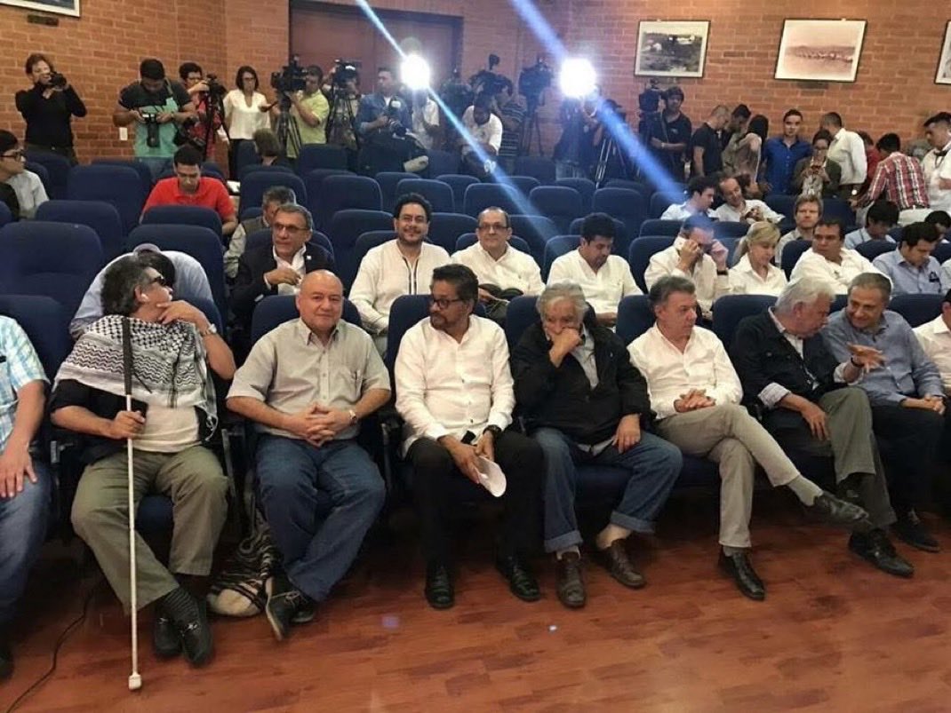 La única forma que sonría este degenerado, es al lado de los terroristas.