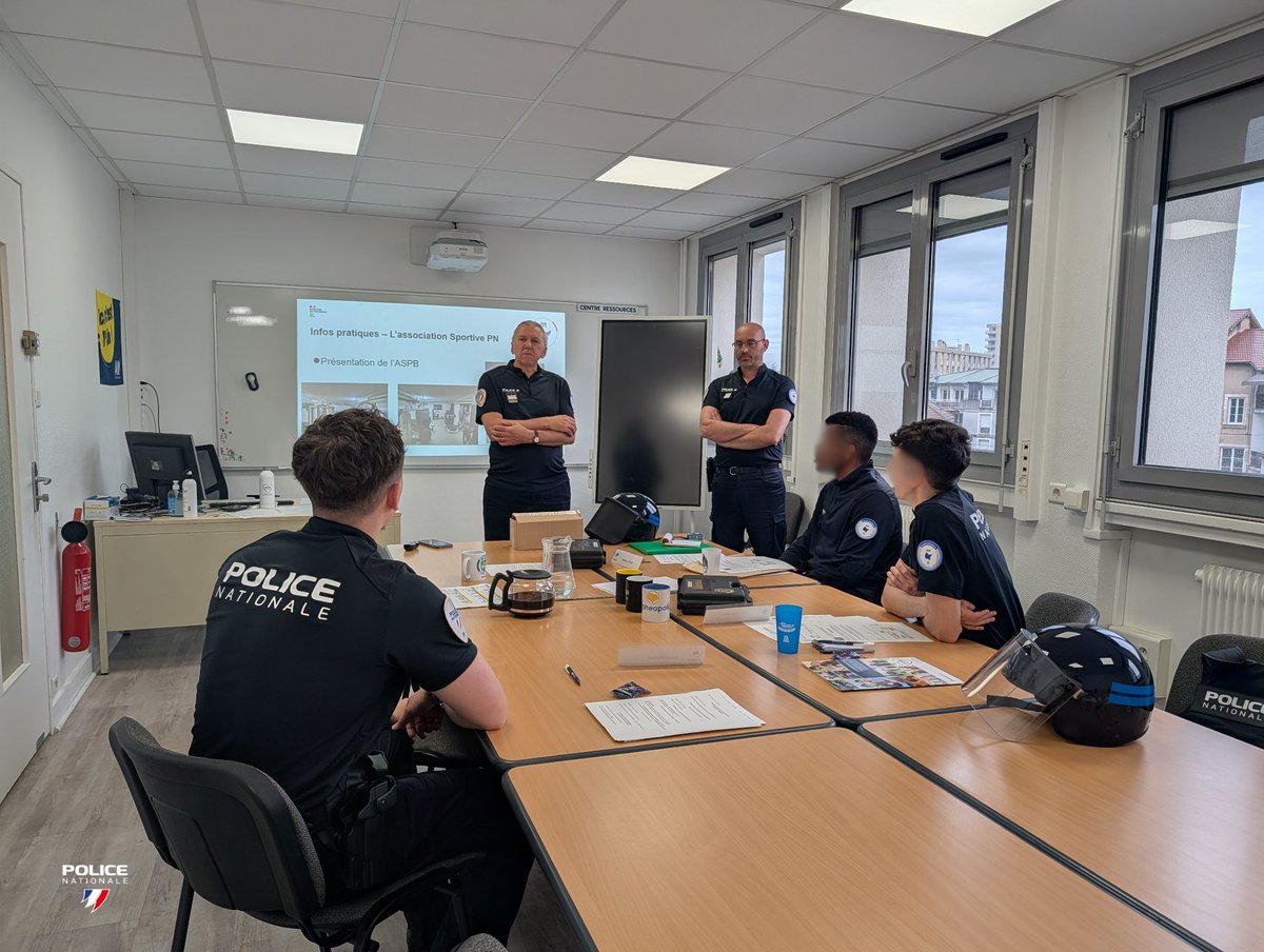 PoliceNat01's tweet photo. #Recrutement I Hier, la DDPN de l'Ain accueillait 3 nouveaux policiers adjoints. Après 16 semaines de formation en école, nos jeunes recrues pourront parfaire leur expérience auprès de policiers aguerris.
Nous leur souhaitons la bienvenue ! https://t.co/FaZR2z498f
