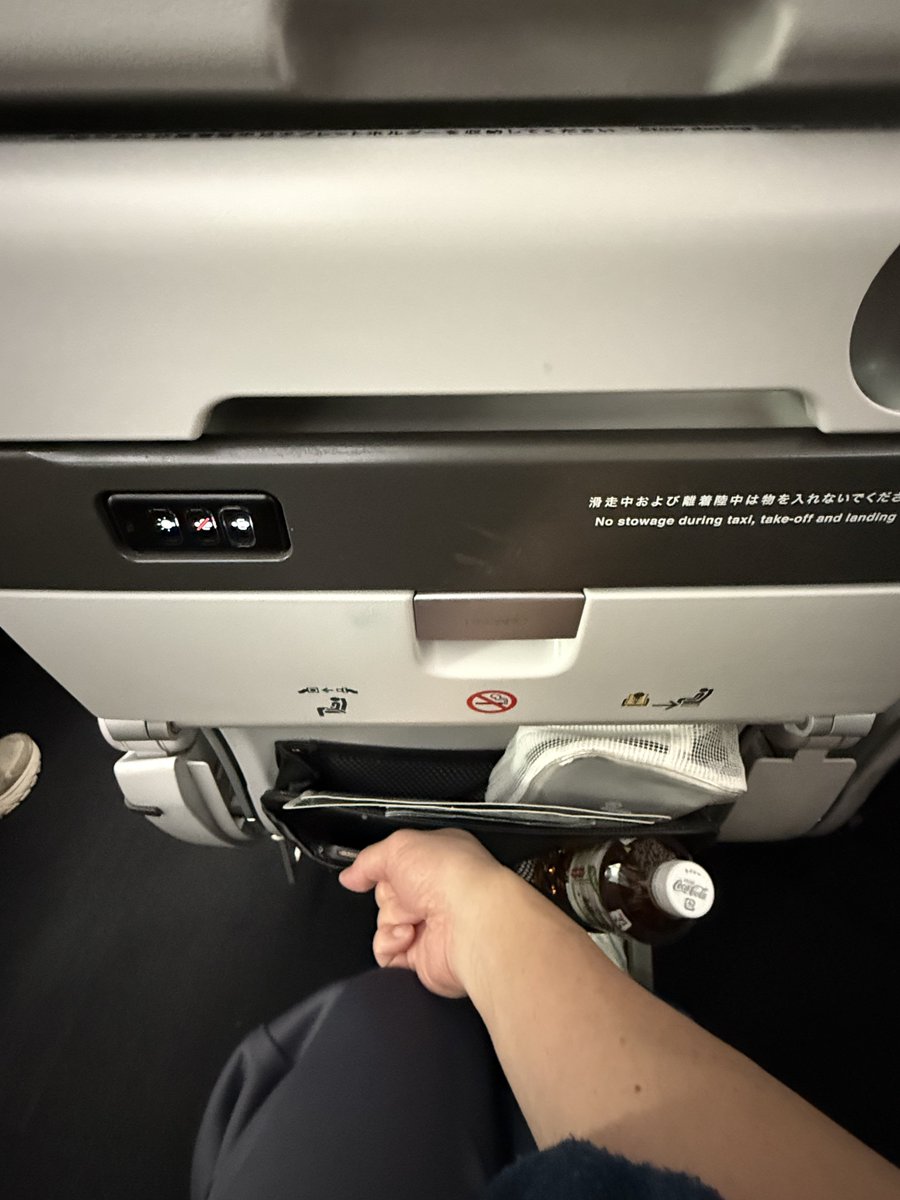 ZIPAIR NRT-IAHでLCCエコ12時間 787の3-3-3は狭いがケツの肉が取れない
