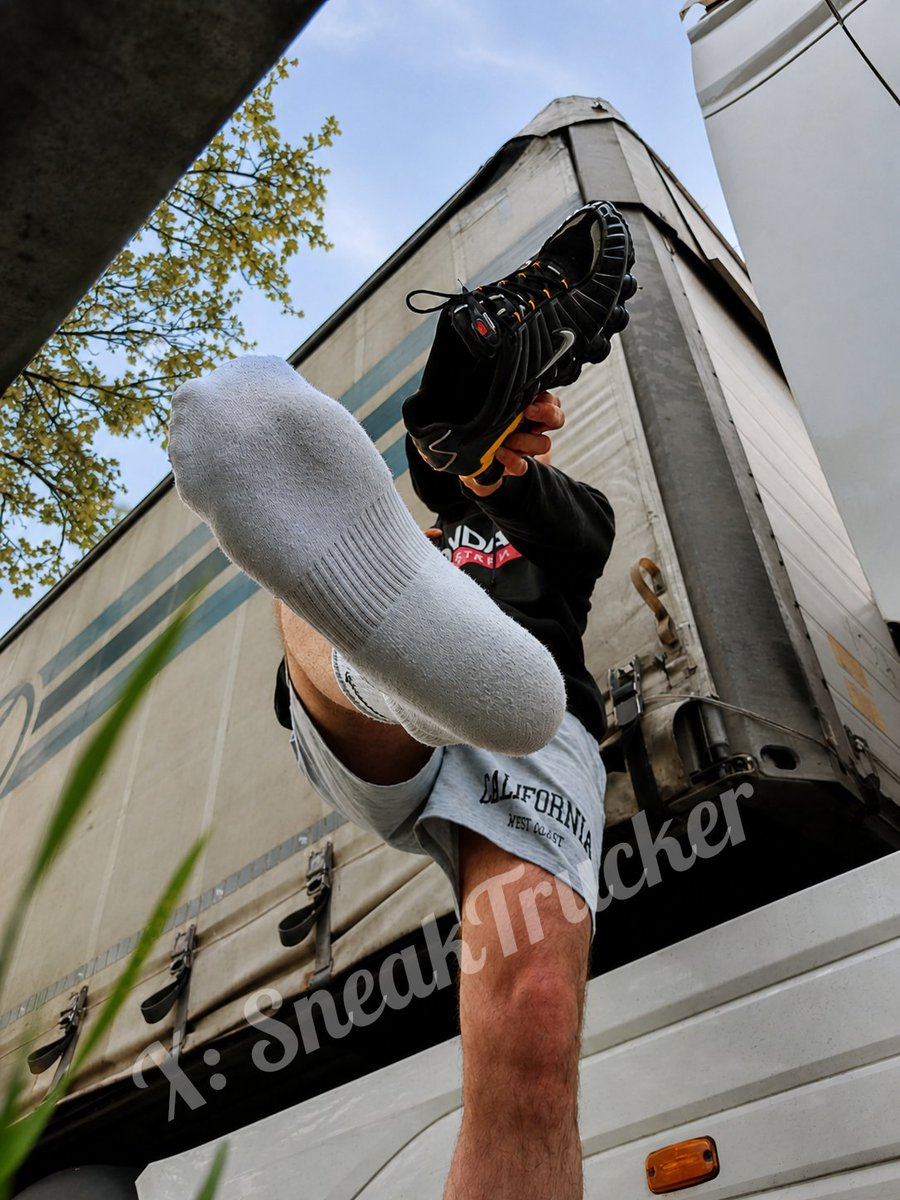 SneakTrucker's tweet photo. Come on boy, I know u want to sniff it 😈 🧦 👃

#sneak #socks #feets https://t.co/HtrGjDKFYn