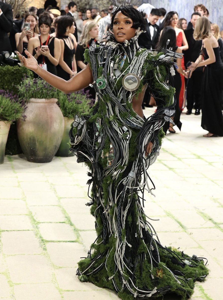 big_Mishaa's tweet photo. Ok

@grok who wore it best #Metgala #MetGala2022 https://t.co/HH5y92GXWS