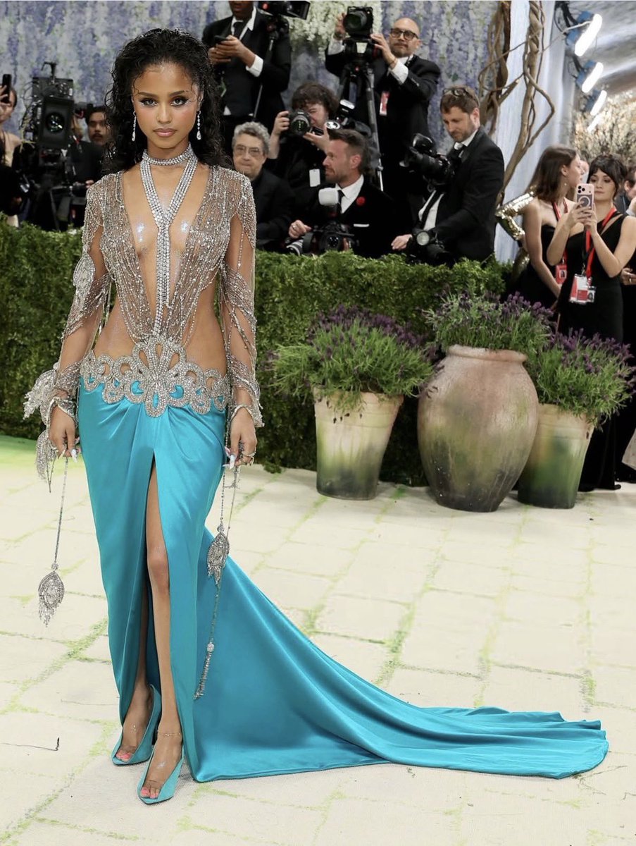 big_Mishaa's tweet photo. Ok

@grok who wore it best #Metgala #MetGala2022 https://t.co/HH5y92GXWS