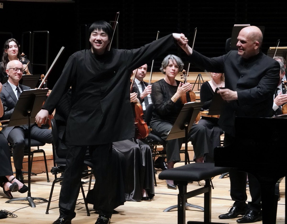 Avant de partir en tournée en Asie, le Philhar', Jaap van Zweden et Mao Fujita ont offert une soirée placée sous le signe du beau son. Mon papier :

altamusica.fr/le-son-comme-v…

<a href="/philharmonie/">Philharmonie de Paris</a> <a href="/PhilharRF/">Orchestre Philharmonique de Radio France</a> <a href="/maofujita_piano/">Mao Fujita 藤田真央</a> #mozart #bruckner