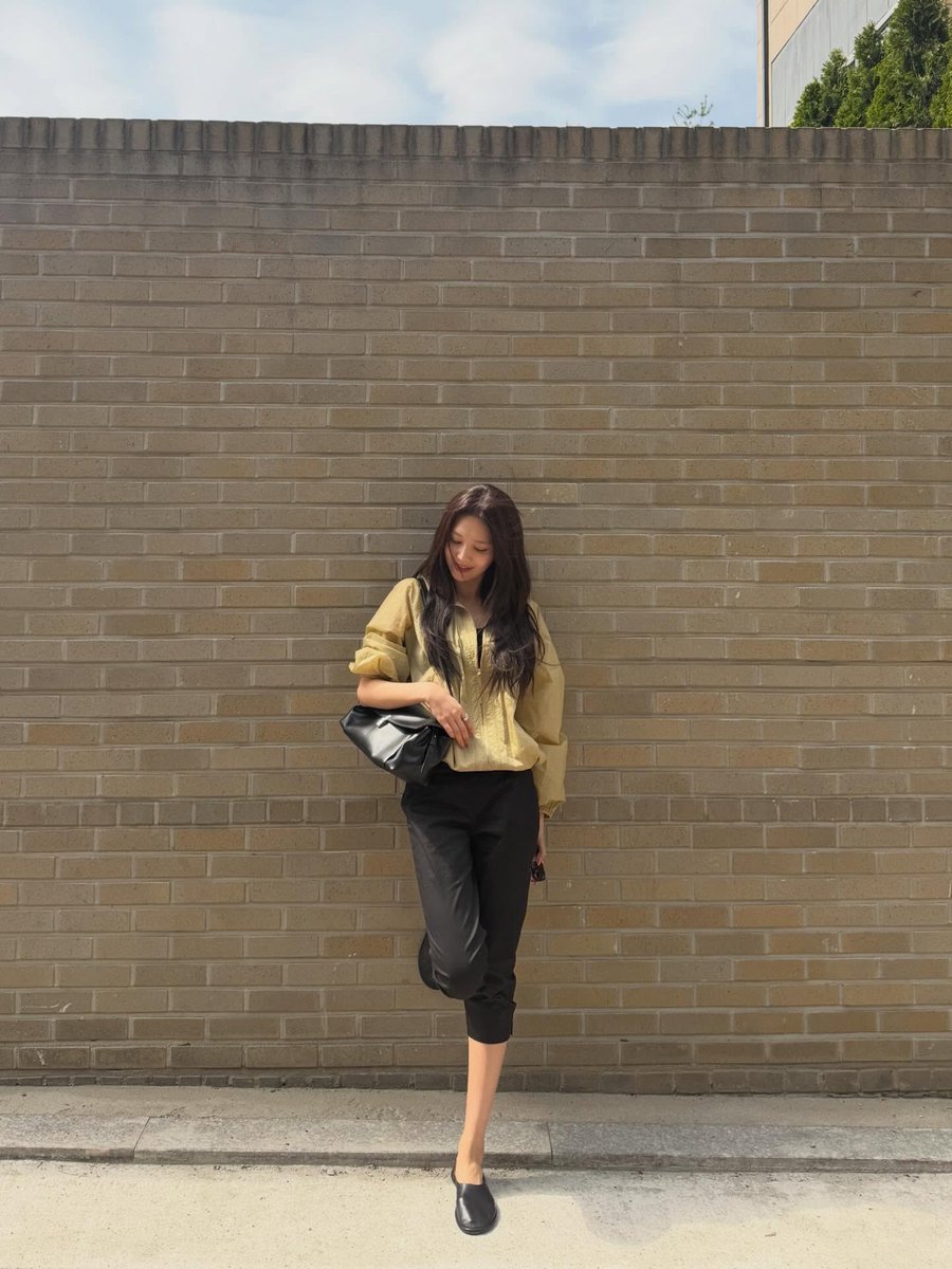 SNSD_0805's tweet photo. [INSTAGRAM] sooyoungchoi:

sun is out hallelujah ☀️
 @/official.lememe  #르메메 #LEMEME #광고

https://t.co/DhF90tJg4R https://t.co/L0AI2aaaK0