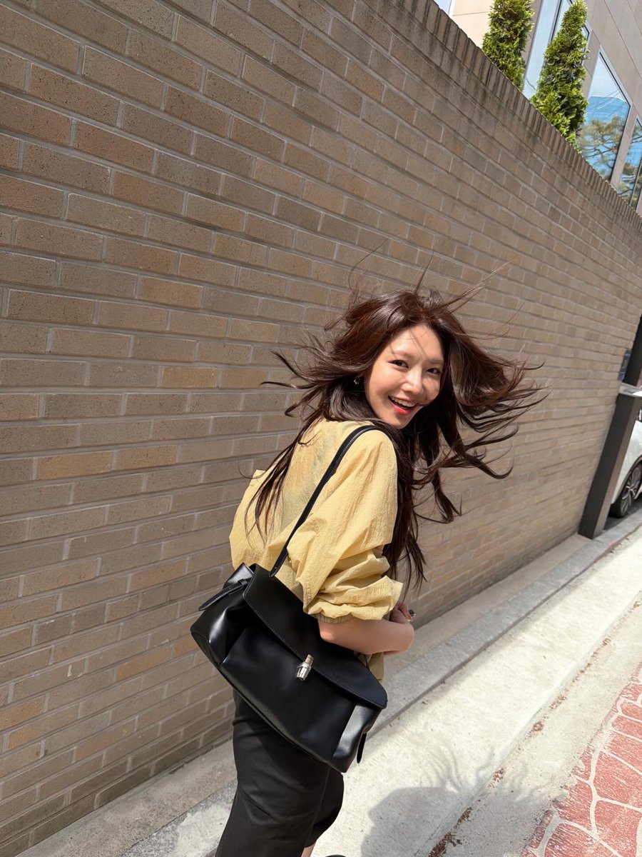 SNSD_0805's tweet photo. [INSTAGRAM] sooyoungchoi:

sun is out hallelujah ☀️
 @/official.lememe  #르메메 #LEMEME #광고

https://t.co/DhF90tJg4R https://t.co/L0AI2aaaK0