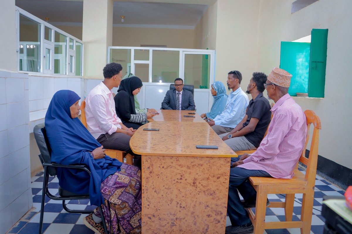 statebankofpl's tweet photo. 1/2 Agaasimaha Guud ee Bangiga Dowladda #Puntland, Mudane Faysal A. Warsame ayaa kulan shaqo la yeeshay maamulka iyo shaqaalaha Laanta Qardho ee Bangiga. Kulanka ayaa diiradda lagu saaray dardargelinta hawlaha Bangiga, kor u qaadista tayada adeegyada, iyo xoojinta wada-shaqeynta. https://t.co/RZI3t4o0Eh