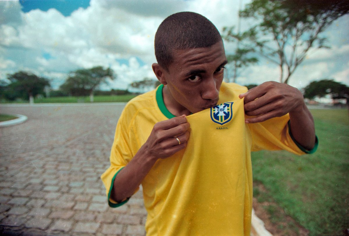 🔙🇧🇷 Há 24 anos, Kléberson era convocado para a Copa do Mundo de 2002. 

E fez história: titular e campeão do mundo! 🏆

📷 Lucimar do Carmo