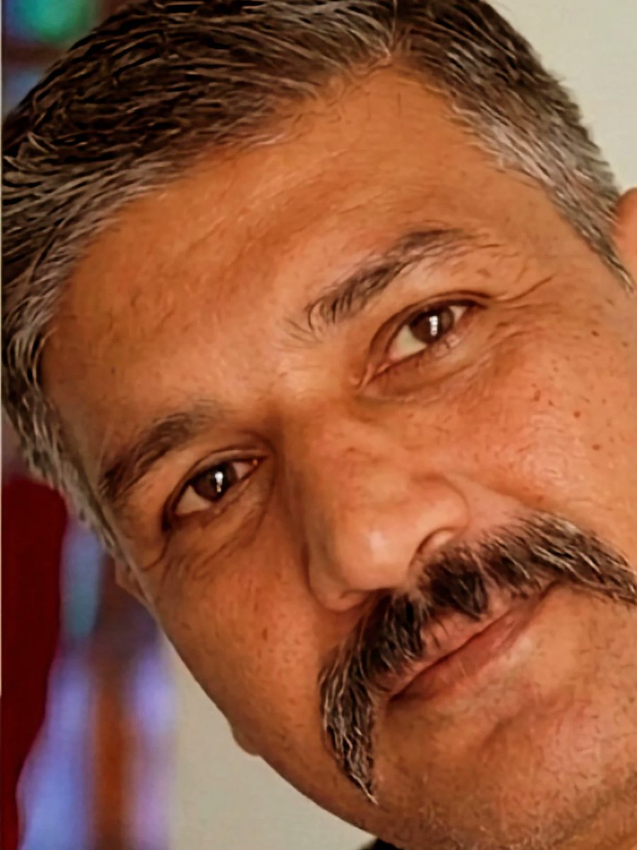 Dubeyvicky_11's tweet photo. "मुस्कुराहट वो है जो आँखों तक जाती है। "

#SmileVibes #HandsomeLook #Charisma #MensPortrait #IndianGentleman #MustacheStyle #PositiveVibes #EyesSpeak #SelfLove #Gentleman https://t.co/gnCNVaj5tY