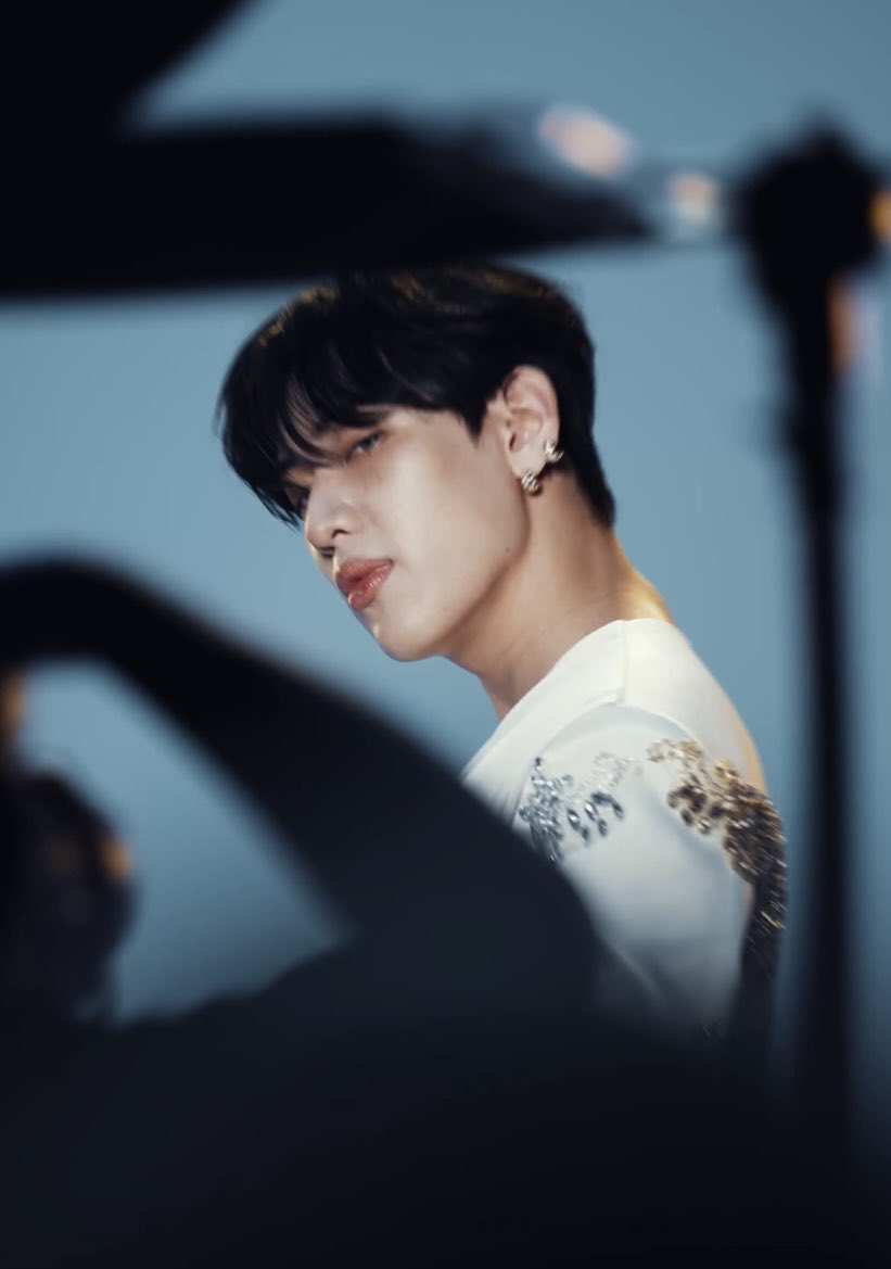 ความหล่อของแบมระดับเทพบุตร เทวดายังต้องยอม ออร่าพุ่งไม่ไหว หล่อจนใจบาง 🫶🏻🤍

#THETITANSCONCERT
#BamBam #뱀뱀 <a href="/BamBam1A/">BamBam</a>