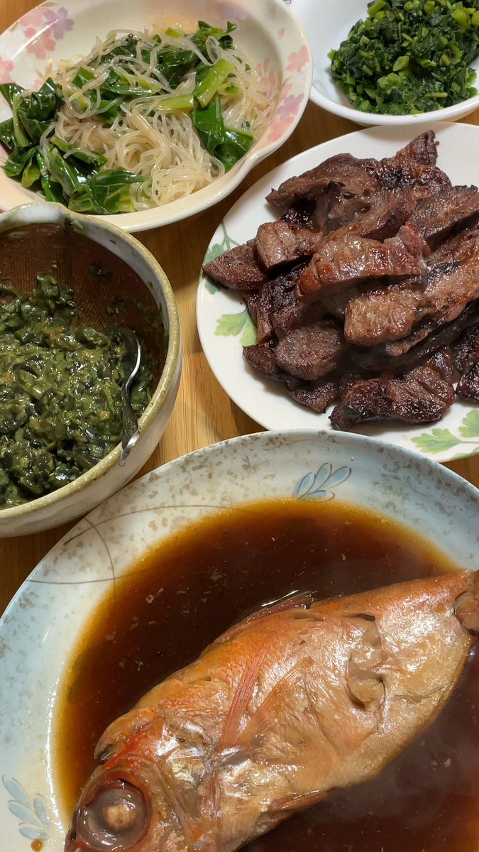 baldhead168's tweet photo. 夜の男飯😎

今日は庭の草刈りやアプローチをケルヒャーで綺麗にしたりと、久々に動いてました😊

で、夜ご飯は..あるもので！
弟からもらったわらびで、辛味噌であえたわらびたたき！
ふるさと納税の牛タンと、冷蔵庫で眠ってたモロヘイヤ、玄関横に植えているうるいと春雨のサラダとキンメの煮付け。 https://t.co/mNvcVWguXp