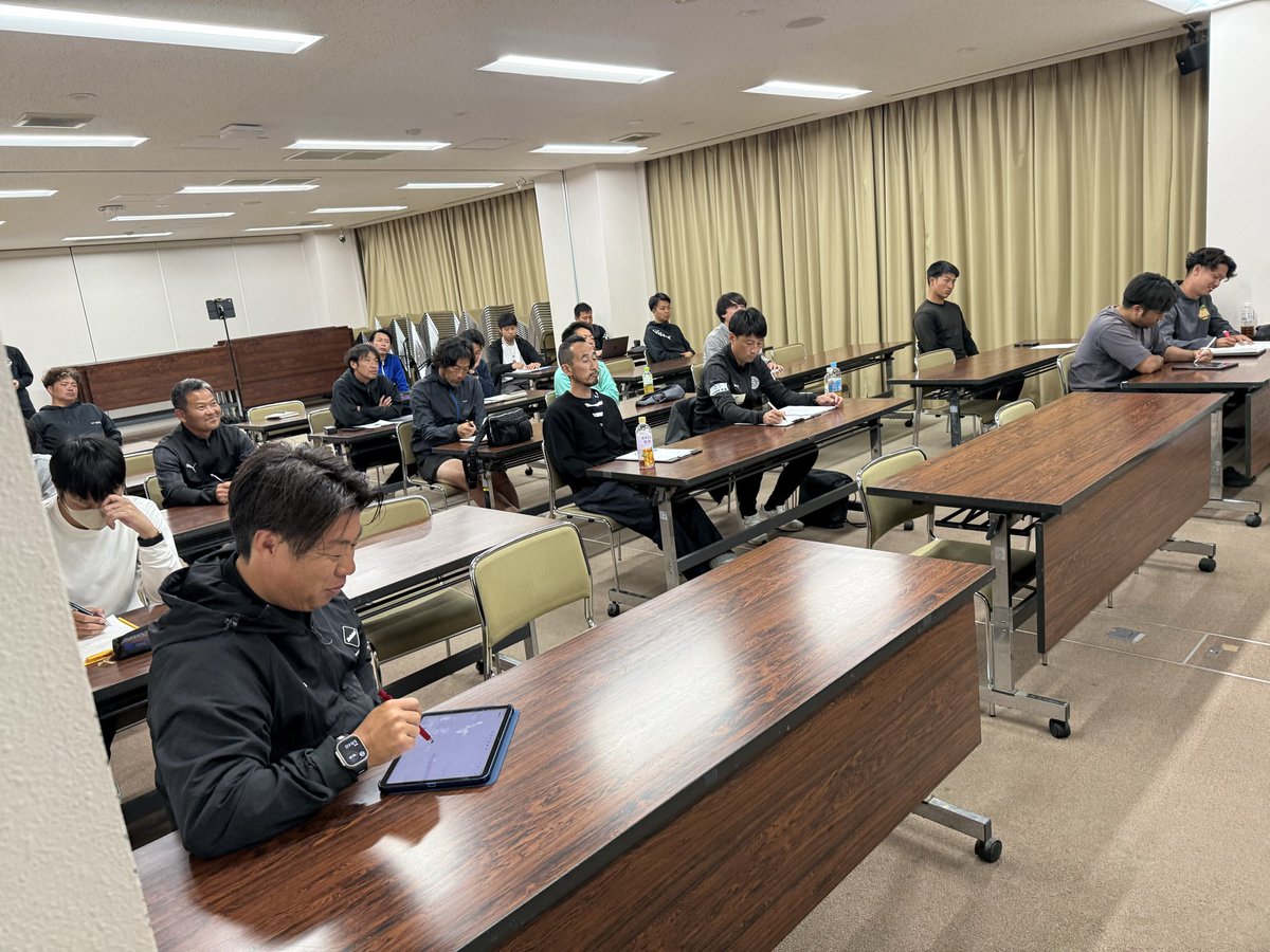 KIFT03's tweet photo. KIFT ACADEMY 
SPECIAL SESSION 
鈴木啓太 × KIFT

5月4日(月・祝)

今回のテーマは、

【選手を変える指導者の思考】

イビチャ・オシム監督、
ミハイロ・ペトロヴィッチ監督のもとで実際にプレーしてきた経験をもとに、

・どのような視点で選手を見ていたのか 
・どのような働きかけによって選手が変わっていったのか 
・選手として何を感じ、何が変化のきっかけになったのか 

という“現場のリアル”を、
選手側の視点も含めてお話していただきました。

また今回は、参加者の多くが育成年代の指導者だったこともあり、

トップレベルの現場で求められるものから逆算して、
育成年代にとって本当に大切なことは何か。

どんな環境が選手を変えるのか。
どんな言葉が選手に残るのか。
指導者は何を指し示し、どう導いていくべきなのか。

そして、技術や戦術だけではなく、
指導者としての在り方を改めて考えさせられる時間になったのではないかと思います。

また質疑応答では、
参加者の皆さまからいただいた質問
一つ一つに対して丁寧に向き合っていただきました。

地方にいると触れることが難しい、
トップレベルの思考や現場のリアル。

だからこそKIFTでは、
“単発の学び”ではなく、
現場へ還元され続ける学びの循環を作っていきたいと考えています。

ご参加いただいた皆さま、
そして鈴木啓太さん、
本当にありがとうございました。

#KIFT
#指導者コミュニティ
#鈴木啓太
#地方からでも本質的な学びを現場へ還す