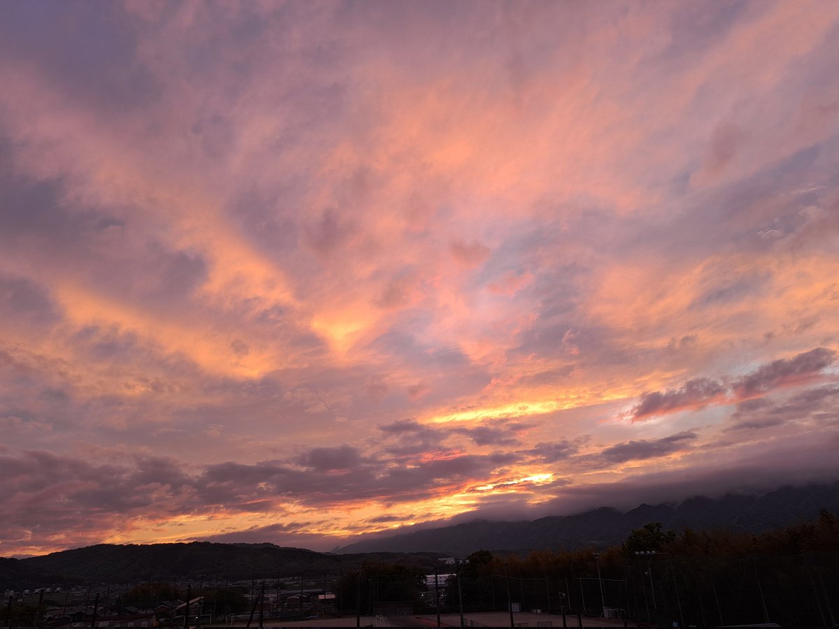 hamax_k's tweet photo. 雨で始まった連休最終日
雨も止んで焼けた空になりました
明日から日常が戻って来るので
引き締めていかなきゃです
#空　#雲　#夕焼け
4&amp;195 https://t.co/2myafbyWVe