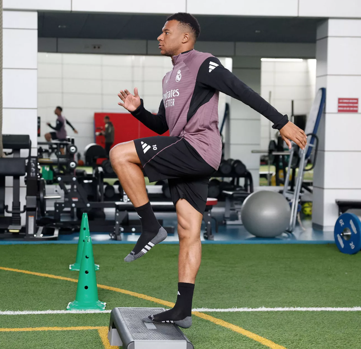 elchiringuitotv's tweet photo. 💪 MBAPPÉ sigue su RECUPERACIÓN de cara a poder estar en EL CLÁSICO. https://t.co/vh8SoHlZ5g