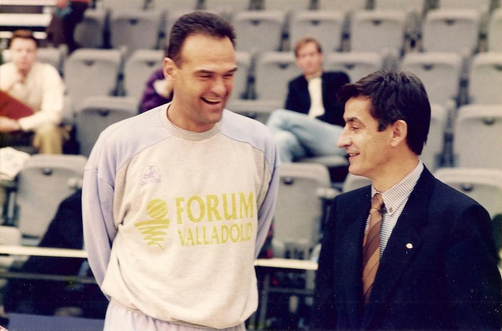 DeporteVintage's tweet photo. Óscar Schmidt & @BogdanTanjevic #LeyendasFIBA All Star #ULEB 1994 #Valencia 📸 Archivo Fornies https://t.co/rJN7OPQ3xq