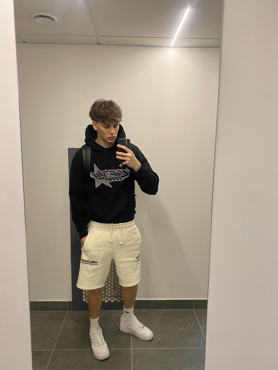 Czechuu tweet media