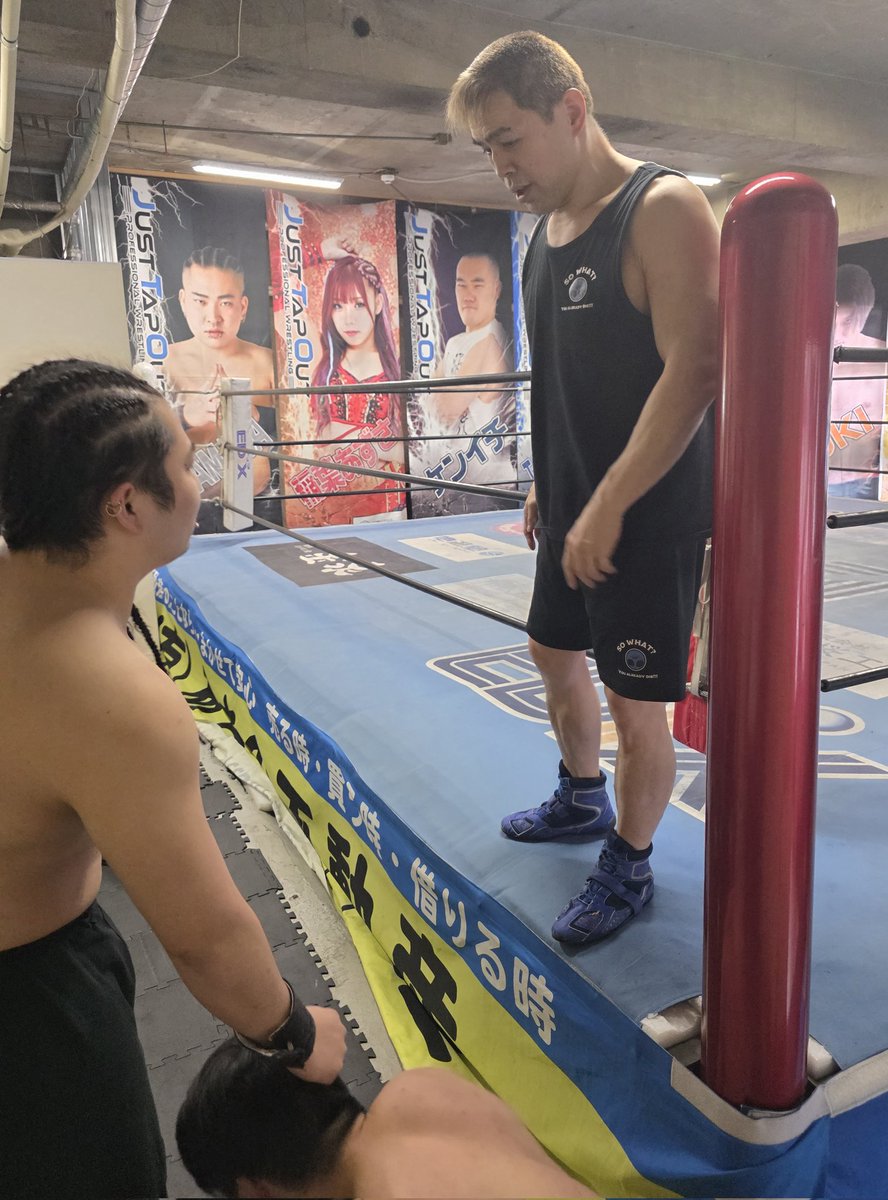 QJ3zTVhDSt673's tweet photo. 5.6 CLUB JTO JTOアリーナ千葉本店
#MIYAMASA 🆚️ #北上コータ
特別レフェリー、TAKAみちのく代表
その1
場外戦はコータさんには分が悪いなぁ
あと、中に入れないとロスト取るぞと怒られます
今日のポイントは正々堂々ですからね!
#pw_jto https://t.co/HsVB12LrKn