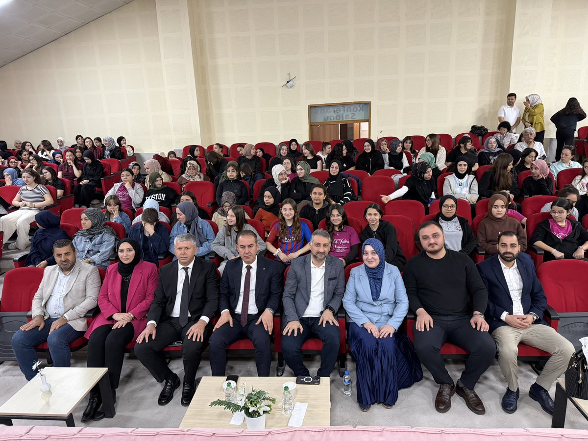 akyenisehirilce's tweet photo. 📍 Şehit Kübra Doğanay Kız Anadolu İmam Hatip Lisesi

✅ Okumanın Önemi Üzerine Etkinlik

İlçe Yönetim Kurulu Üyemiz Ahmet Altıntaş’ın annesi, yazar Ayşe Altıntaş’ın katılımıyla, okumanın önemi üzerine anlamlı bir etkinlik Şehit Kübra Doğanay Kız Anadolu İmam Hatip Lisesi’nde gerçekleştirildi.

İlçe Başkanımız Sn. Seyidhan Kartal, İlçe Yönetim Kurulu Üyelerimiz, İlçe Milli Eğitim Müdürümüz Sn. Ali Uçar  ile birlikte katılım sağladığımız programda, gençlerimizin kitapla kurduğu bağın ne kadar kıymetli olduğunu bir kez daha görmüş olduk.

Emeği geçen herkese teşekkür ediyor, öğrencilerimize eğitim hayatlarında başarılar diliyoruz. 📚

#Yenişehir #Mersin #Eğitim #Okuma
