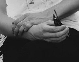 Alex Turner’s hands tweet media