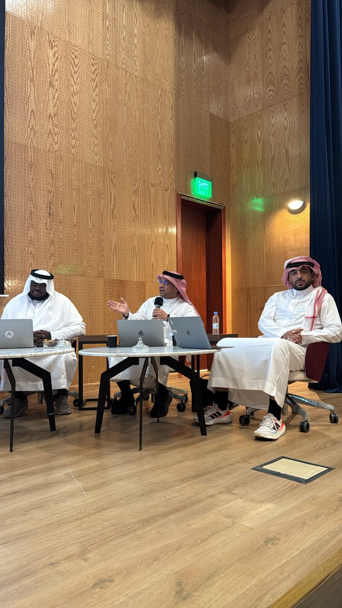 irx6v's tweet photo. هاكاثون الإعلام والإتصال ✨📸
#جامعة_الملك_خالد #kku 
#MediaClub_Kku https://t.co/N1dTawOqPe