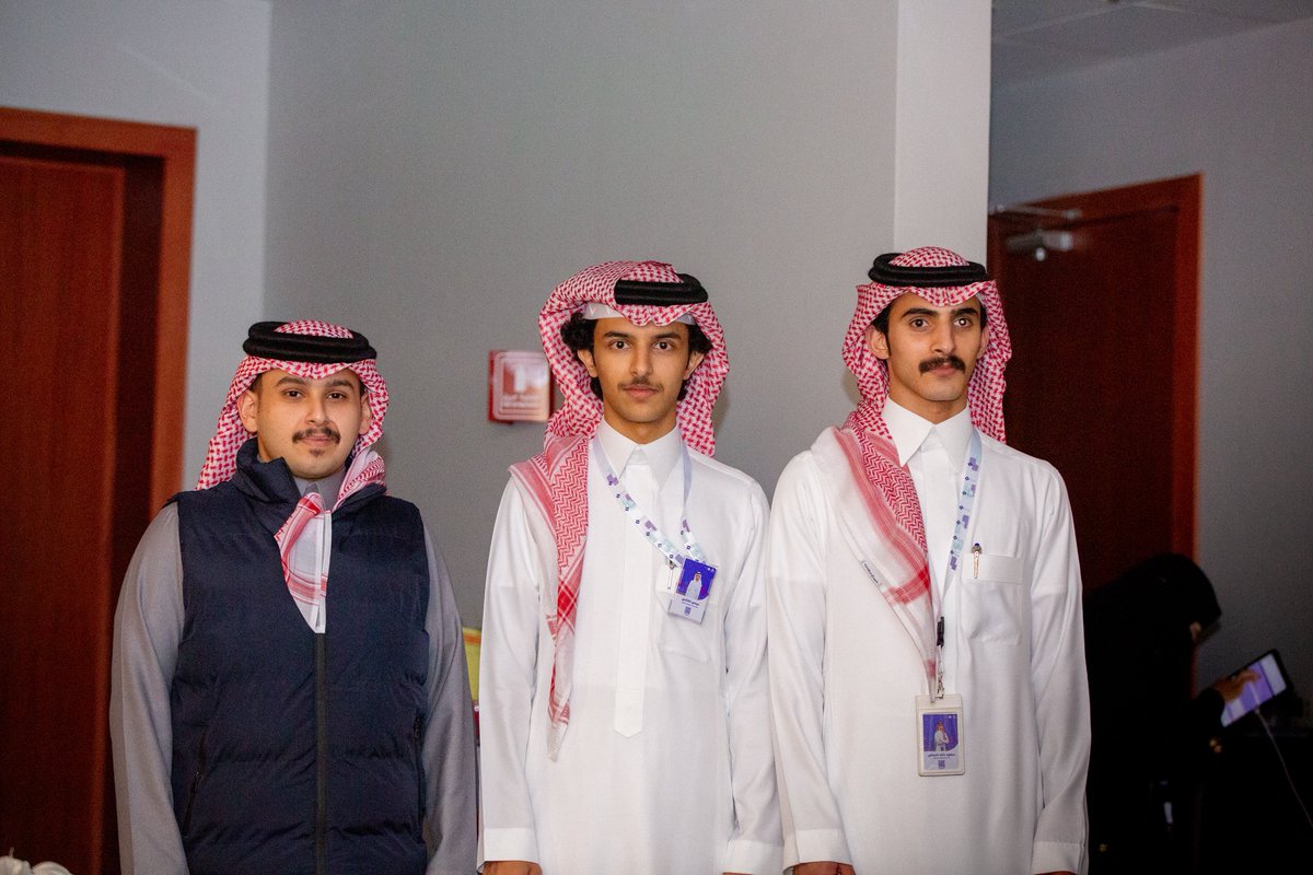 irx6v's tweet photo. هاكاثون الإعلام والإتصال ✨📸
#جامعة_الملك_خالد #kku 
#MediaClub_Kku https://t.co/N1dTawOqPe