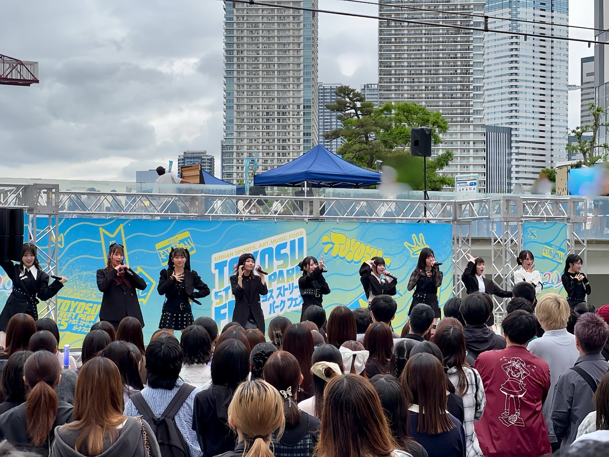 whsp_official's tweet photo. ◤📢8thデジタルシングル『#7秒のレジスタンス』リリースイベント＠ららぽーと豊洲 ありがとうございました🖤◢
#WHITESCORPION #ホワスピ

本日は目標としていた来場者数1,500人には惜しくも届きませんでしたが、
過去最高動員となる《1,426人(最終集計)》の方にご来場いただきました。

たくさんのご来場・応援、本当にありがとうございました❕

🎧本日のセトリ🎧
1.コヨーテが鳴いている
2.その世界線を生きている
3.7秒のレジスタンス
4.タラレバ
5.純愛トースター
6.非常手段(Edit ver.)
7.アイ マイ ライフ
8.I do love you!
9.ポラリス（北極星）

次回のリリースイベントは…
5月30日（土）＠池袋西口公園野外劇場❕

ライブパフォーマンス動員数3,000人を目指す
「I.W.S.P.（池袋ホワスピプロジェクト）」の結果発表当日となります🦂

この大きな目標に向け、さまざまな企画が進行中🔥

今日初めて見てくださった方も、いつも応援してくださるSCOPISTの皆さまも、
ぜひ会場で一緒にその瞬間を見届けてください❕

🗓️5月30日（土）
📍池袋西口公園野外劇場
⏰ミニライブ15:00〜／特典会17:30〜

▼I.W.S.P.／イベント詳細はこちら
🔗https://t.co/rW9hgJ6aRS