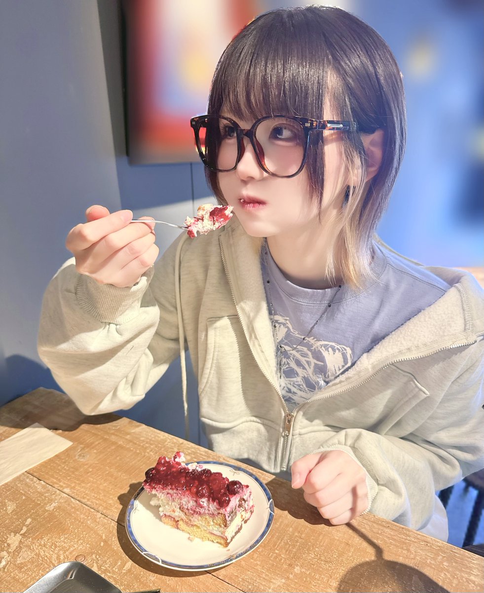 コスプレイヤーの

       🍩⬅️オン                        オフ➡️🍰