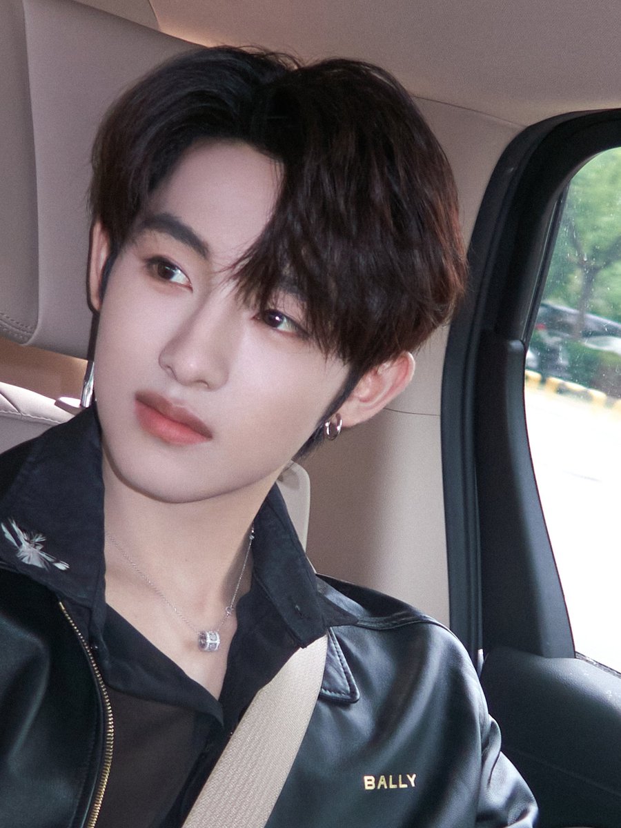 he looks pretty with an earring