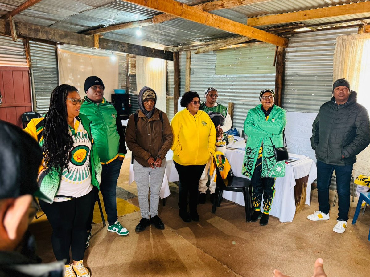 AncNcape's tweet photo. ANC Provincial Secretary Cde Deshi Ngxanga together with Regional Chairperson Cde David Kazi, PEC Member Cde Abraham Vosloo and ANCYL Regional Deputy Chairperson Cde Brandon Geswindt engaging with communities through a vigorous Door-to-Door Campaign.
π€ππ #VoteANC #ANCLives https://t.co/U5eeCUnU8I