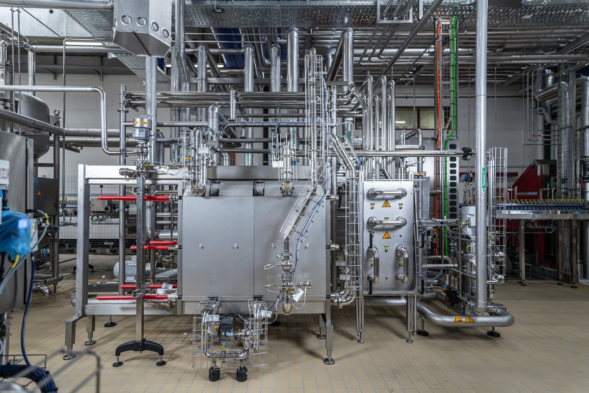 KronesAG's tweet photo. Microbiological safety? A hot topic! 🦠

As little as possible, as much as necessary – this is the declared goal of the product heating process in terms of parameters, time and temperature. The VarioAsept UHT system masters this challenge with flying colours. 🔥⏳ https://t.co/gOjx2I1h2r