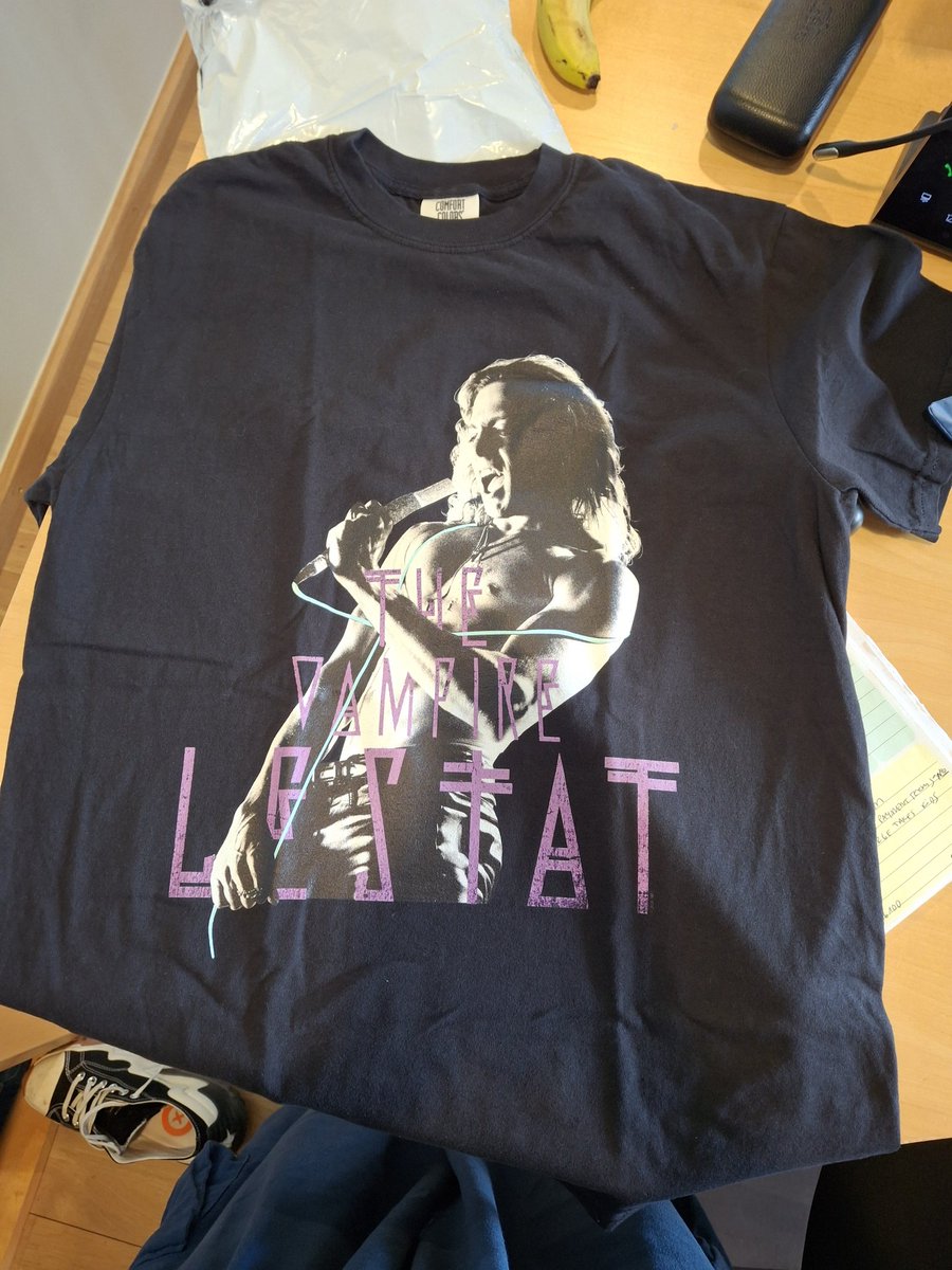 yousjinn's tweet photo. hi hoping this makes it to #iwtvtwt #iwtv in case anyone could use the info? I ordered one of the new tshirts from the AMC shop! I loved how silly this one was. ordered from Denmark, parcel was sent out from Latvia and arrived within 4-5 business days. the t-shirt quality is good https://t.co/8Y6L1DGJbV