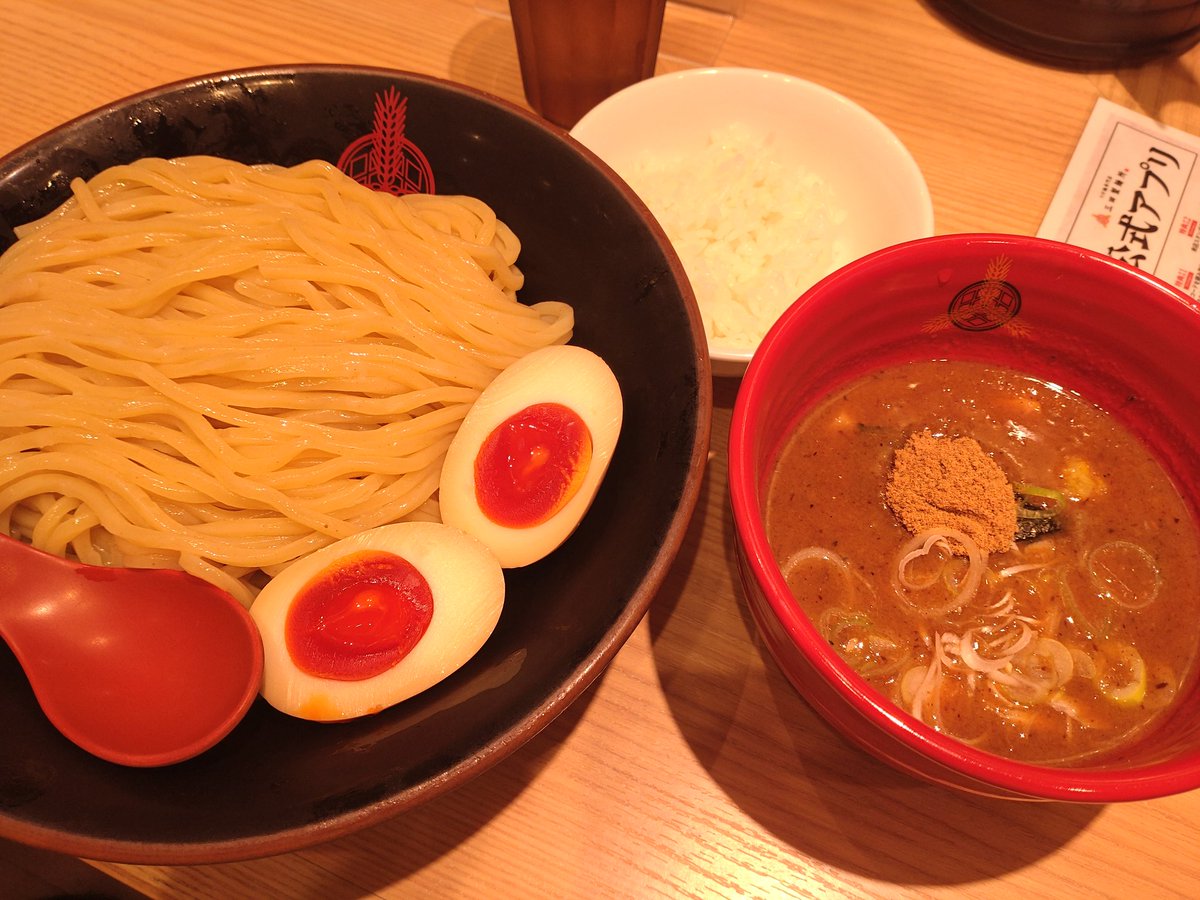 endo1maruhan's tweet photo. こんばんは♪
新宿東宝ビル店
エンドウです🫛

この時期はどこもかしこも混んでいますね
お昼食べるのも大変(;^_^A
夏のそうめんにはまだ早いのですぐ近くの
三田製麺所さんへ🏃中華そばと悩みましたがやっぱりつけ麺🍜

さて連休明けで新台入替（超小規模）があります
こちらもお見逃しなく✏️

新宿東宝ビル店🦖は
明日5/7（木）も10時オープンです♪
ご来店お待ちしております🫛