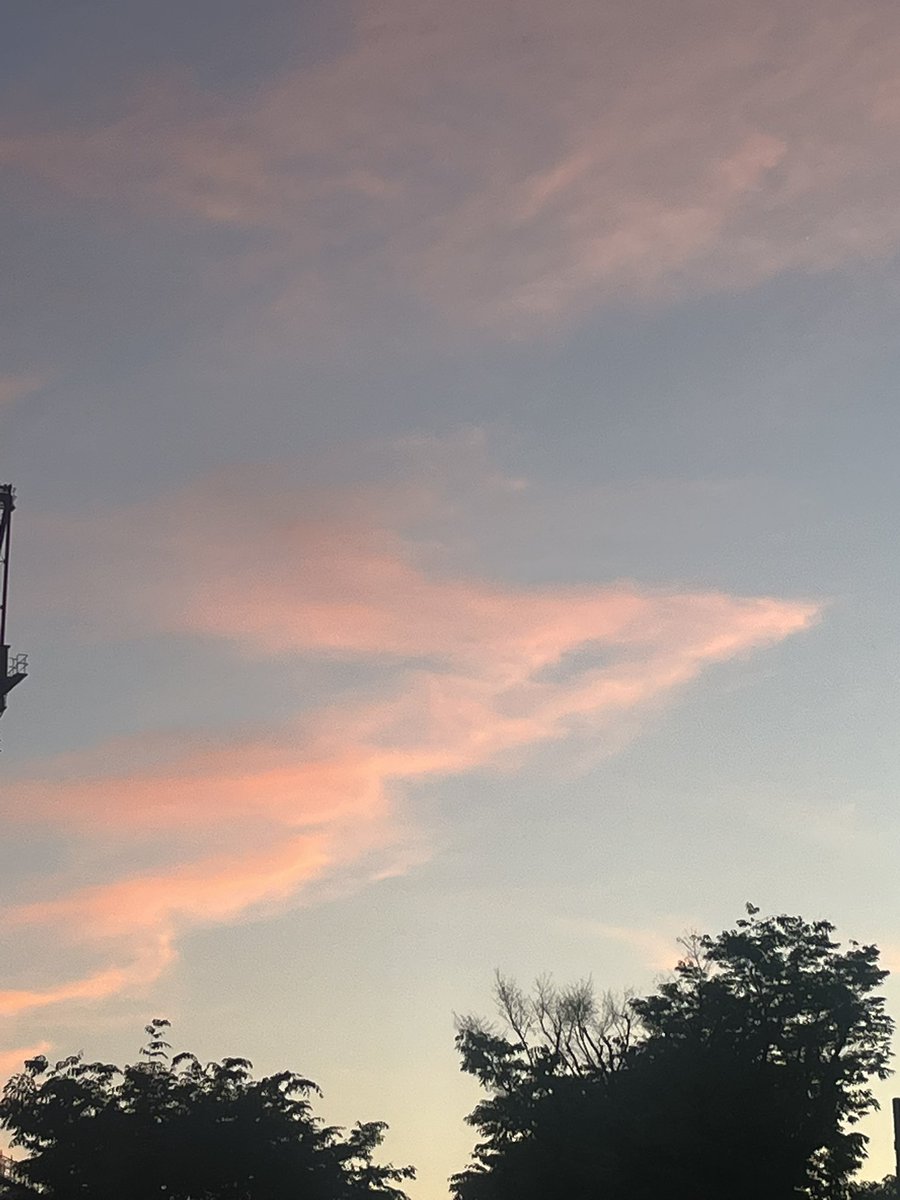 yondomenoAlice's tweet photo. 空が複雑な色してるのいいよね〜〜
単純に綺麗だなと思うし
エモい気持ちになったりする🥹

週末まではまだ少し頑張って
来週はゆっくりする予定🥰
いろんな働き方の人がいるけど
みんなそれぞれ頑張っててえらい！

(5月後半はまだ余裕あるよ✨) https://t.co/4rBn3KZUnV
