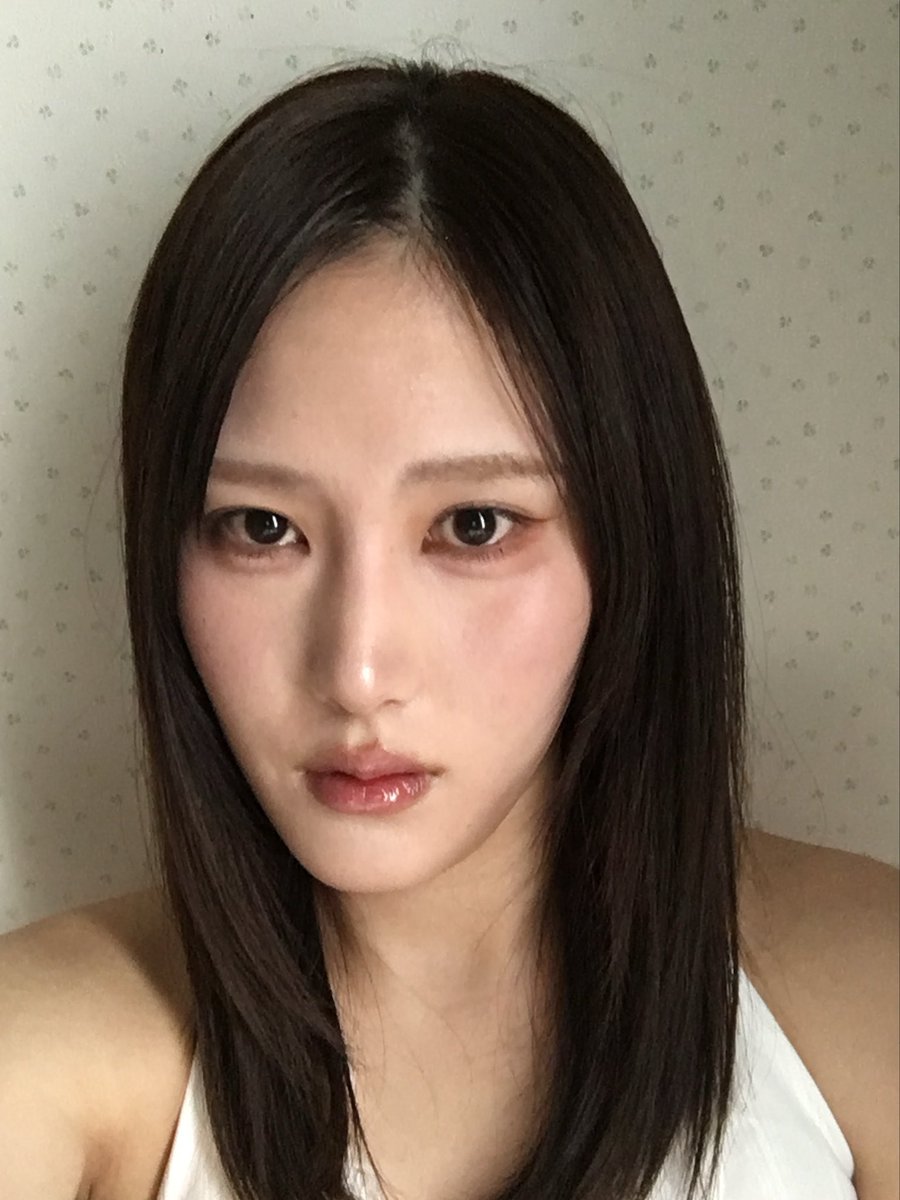 71uNa7_'s tweet photo. ⬅️顔タイプ（クール）に合わせたメイク
顔タイプに抗う好きなメイク➡️

どっちがいいのか一生迷走、好きなのは右、（おそらく）似合うのは左、ずっと葛藤してる https://t.co/ciBNUZd2JS