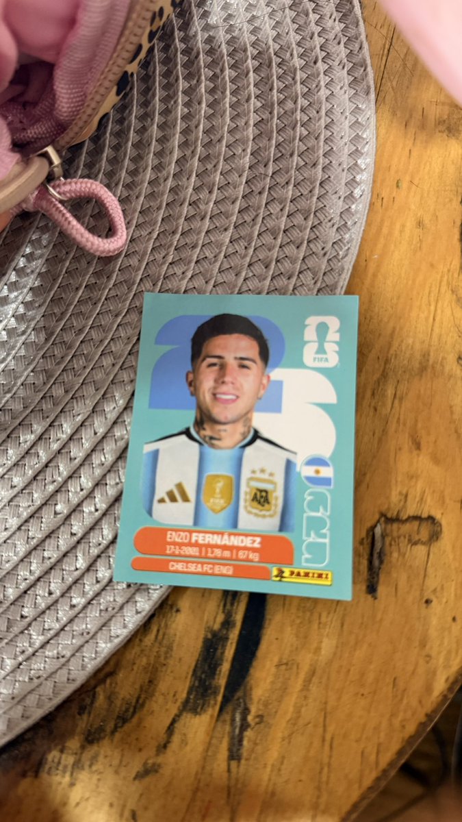 mi hermanito cambió no sé cuántas figuritas para conseguirme a enzo fernández y me la dejó en la mesa de luz tipo sorpresa no lo merezco al pequeño