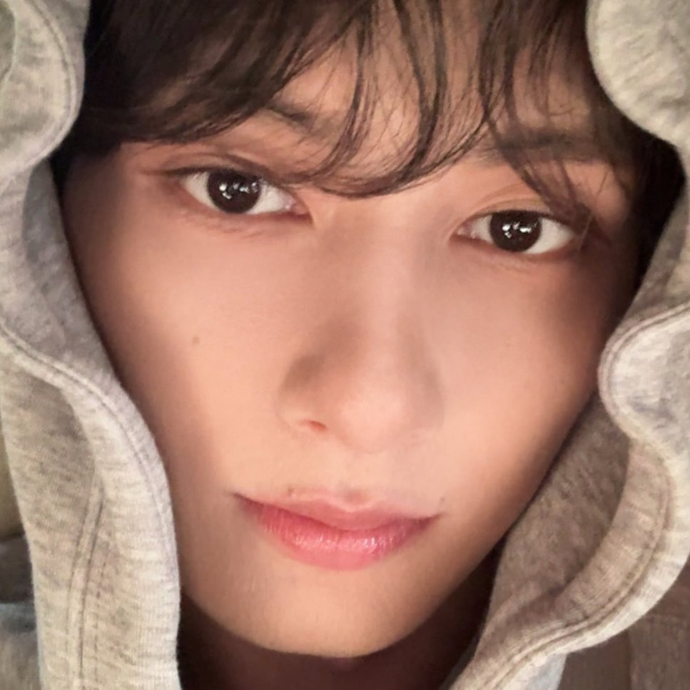 how can a man be THIS gorgeous 🫠🤍