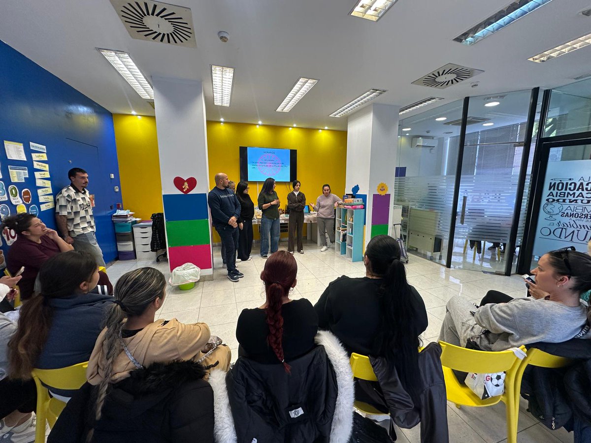FAGAVALENCIA's tweet photo. Sarsalé Patraix: Primera Escuela de familias,presentamos el programa Sarsalé, novedades y programación, realizamos una dinámica sobre cultura gitana y un pequeño refrigerio. Buena asistencia y gran colaboración familiar. #UE
#kumpania
#ikumpania
#pueblogitano
#PFSE+CV21-27
#gva https://t.co/PD5A8jDgKx