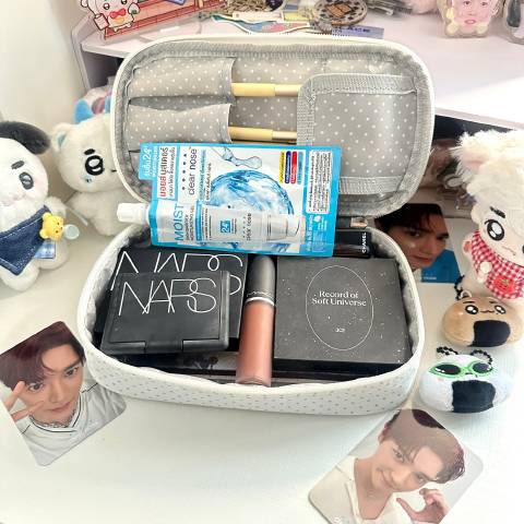 cookie_peachie's tweet photo. Preview make up box 😭😭: https://t.co/QknX7Q8bYB